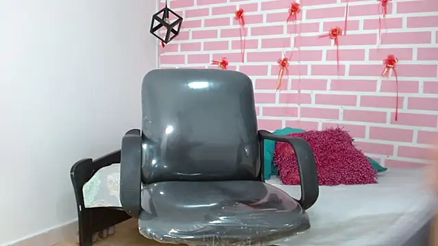 Snapshot of dani-lue chatting on February 20, 12:15 pm dani-lue online show from February 20, 12:15 pm