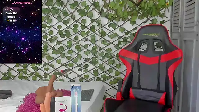 Snapshot of dani-lue chatting on November 14, 12:48 pm dani-lue online show from November 14, 12:48 pm