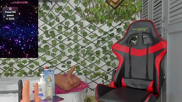 Snapshot of dani-lue chatting on November 15, 1:07 pm dani-lue online show from November 15, 1:07 pm