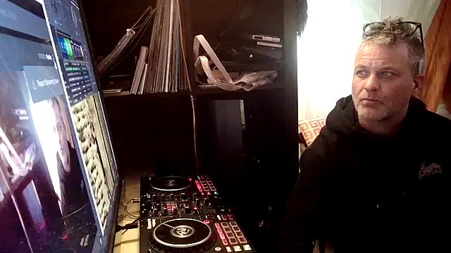 Snapshot of SilverandFox chatting on January 21, 10:19 am SilverandFox online show from January 21, 10:19 am