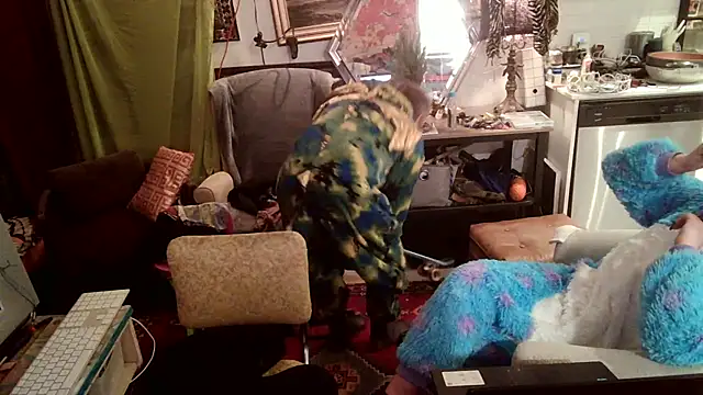 Snapshot of SilverandFox chatting on March 21, 10:28 am SilverandFox online show from March 21, 10:28 am