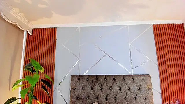 charlottee white online show from December 16, 8:25 pm