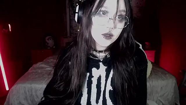 Snapshot of chloe_crystall_killer chatting on October 9, 12:03 pm chloe crystall killer online show from October 9, 12:03 pm