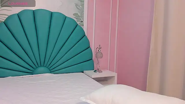 Daphne Fox  online show from February 23, 9:00 am