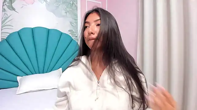 Daphne Fox  online show from March 1, 2:15 am