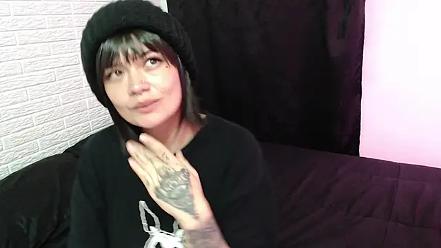 Snapshot of rousstattoo chatting on December 29, 1:34 am rousstattoo online show from December 29, 1:34 am