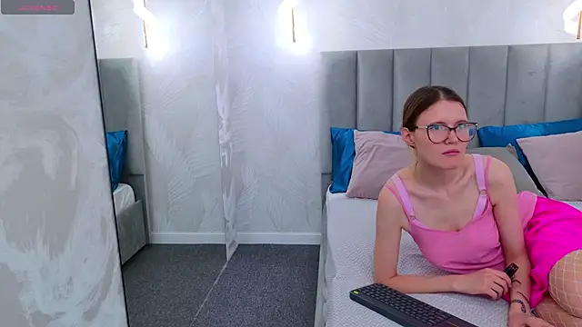 NellieLoyns online show from January 19, 4:04 pm