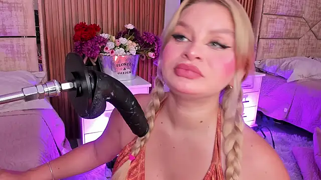 LolaAngellx online show from April 13, 9:09 pm