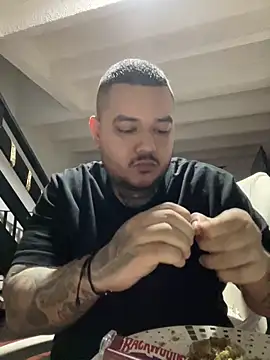 Snapshot of El_Titan1998 chatting on January 7, 11:37 am El Titan1998 online show from January 7, 11:37 am