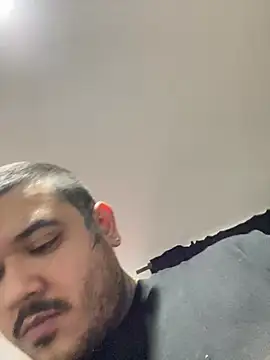 Snapshot of El_Titan1998 chatting on February 24, 8:58 pm El Titan1998 online show from February 24, 8:58 pm