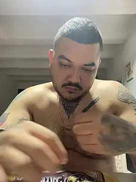 Snapshot of El_Titan1998 chatting on March 4, 12:22 pm El Titan1998 online show from March 4, 12:22 pm