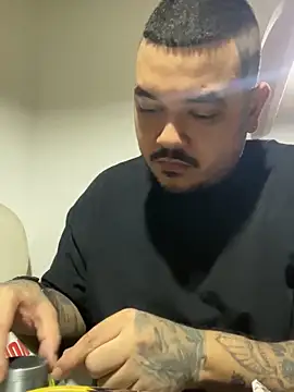 Snapshot of El_Titan1998 chatting on March 23, 1:31 am El Titan1998 online show from March 23, 1:31 am