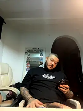 Snapshot of El_Titan1998 chatting on October 26, 12:05 am El Titan1998 online show from October 26, 12:05 am