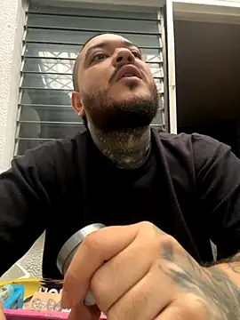 Snapshot of El_Titan1998 chatting on December 2, 12:21 pm El Titan1998 online show from December 2, 12:21 pm