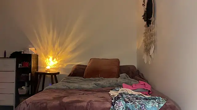 leahsparkles online show from October 2, 5:25 am