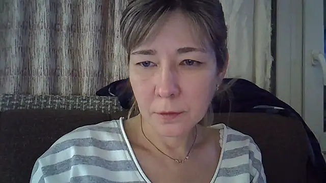 Snapshot of EllaJohnsonX chatting on January 12, 5:24 am EllaJohnsonX online show from January 12, 5:24 am