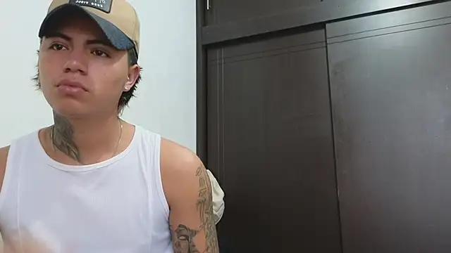 Snapshot of Thiago_x_Sahara chatting on February 25, 11:30 am Thiago x Sahara online show from February 25, 11:30 am