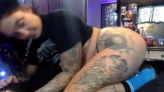 Snapshot of Eden_Darkskye chatting on January 2, 6:34 pm Eden Darkskye online show from January 2, 6:34 pm