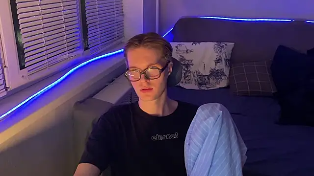 Leonnextdoor online show from January 7, 5:15 pm