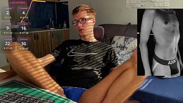 Leonnextdoor online show from February 28, 7:53 am