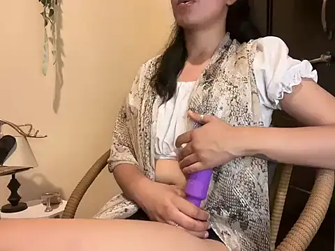 Snapshot of roseofvenom chatting on February 11, 4:24 pm roseofvenom online show from February 11, 4:24 pm