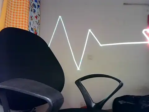 Snapshot of roseofvenom chatting on February 21, 9:11 pm roseofvenom online show from February 21, 9:11 pm