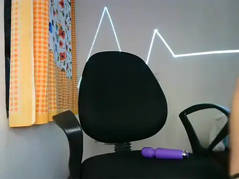 Snapshot of roseofvenom chatting on February 23, 6:12 pm roseofvenom online show from February 23, 6:12 pm