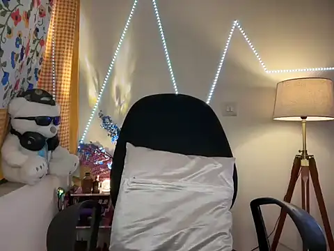 Snapshot of roseofvenom chatting on March 13, 9:26 pm roseofvenom online show from March 13, 9:26 pm