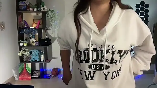 Snapshot of roseofvenom chatting on November 12, 6:19 pm roseofvenom online show from November 12, 6:19 pm