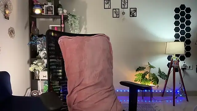 Snapshot of roseofvenom chatting on December 1, 6:02 pm roseofvenom online show from December 1, 6:02 pm