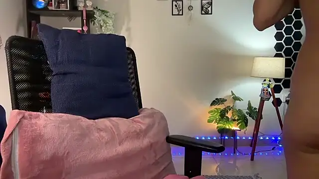 Snapshot of roseofvenom chatting on December 5, 8:38 pm roseofvenom online show from December 5, 8:38 pm