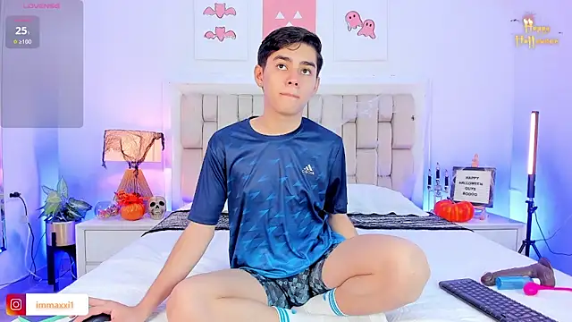 Snapshot of Maxi_little chatting on October 15, 9:04 pm Maxi little online show from October 15, 9:04 pm