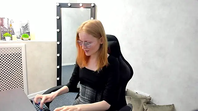 Snapshot of ElizabethHarpper chatting on March 7, 4:02 am ElizabethHarpper online show from March 7, 4:02 am