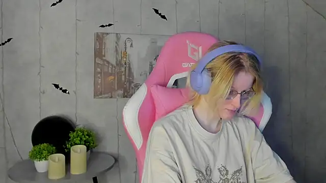 Snapshot of ElizabethHarpper chatting on November 5, 1:27 am ElizabethHarpper online show from November 5, 1:27 am