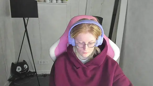 Snapshot of ElizabethHarpper chatting on December 4, 1:04 am ElizabethHarpper online show from December 4, 1:04 am