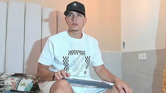 DAVID VICTORIAA online show from January 28, 6:49 pm