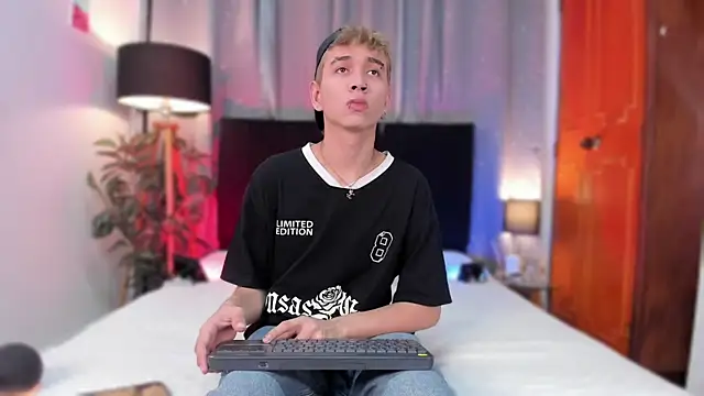 Snapshot of Brian-Ausslos chatting on January 11, 4:06 am Brian-Ausslos online show from January 11, 4:06 am