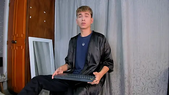 Snapshot of Brian-Ausslos chatting on January 30, 4:37 am Brian-Ausslos online show from January 30, 4:37 am