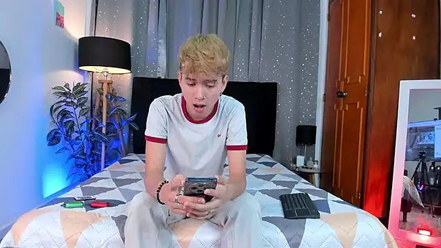 Snapshot of Brian-Ausslos chatting on February 4, 4:26 am Brian-Ausslos online show from February 4, 4:26 am