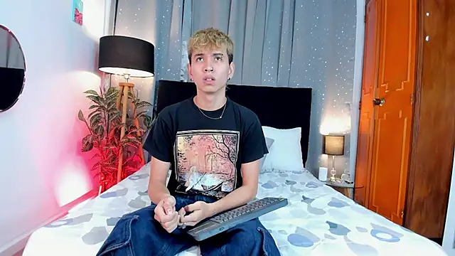 Snapshot of Brian-Ausslos chatting on February 15, 4:25 am Brian-Ausslos online show from February 15, 4:25 am