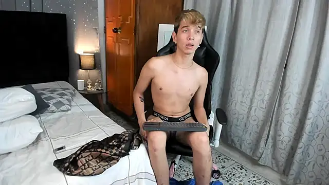 Snapshot of Brian-Ausslos chatting on February 20, 7:45 am Brian-Ausslos online show from February 20, 7:45 am