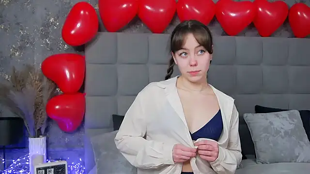 Snapshot of TheEmma chatting on February 16, 2:32 pm TheEmma online show from February 16, 2:32 pm