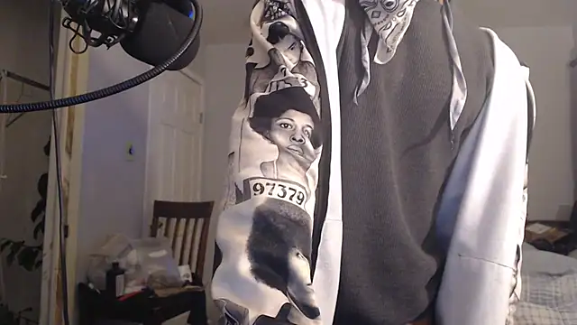 Snapshot of dominatingblacklove chatting on February 16, 7:48 am dominatingblacklove online show from February 16, 7:48 am