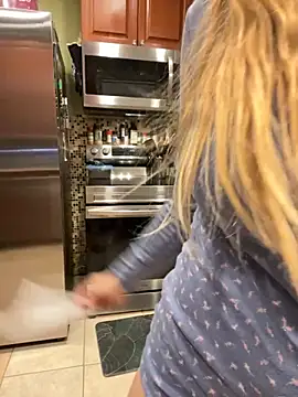 Snapshot of thigh_hi chatting on November 8, 4:23 am thigh hi online show from November 8, 4:23 am