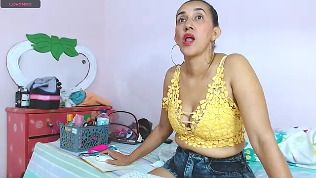 Snapshot of latinabueno41 chatting on February 13, 1:29 am latinabueno41 online show from February 13, 1:29 am