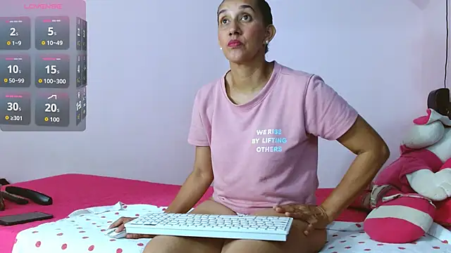 Snapshot of latinabueno41 chatting on October 16, 12:44 am latinabueno41 online show from October 16, 12:44 am