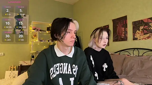 Snapshot of VeryRare_TwinS chatting on October 23, 2:33 am VeryRare TwinS online show from October 23, 2:33 am