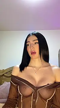 Snapshot of Maddy_Jones chatting on February 23, 12:19 am Maddy Jones online show from February 23, 12:19 am