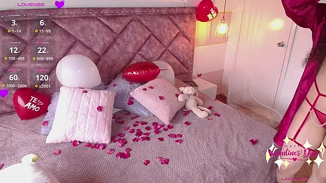 Snapshot of Charlotte__Miller chatting on February 14, 7:23 pm Charlotte Miller online show from February 14, 7:23 pm