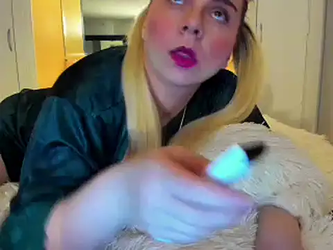 Snapshot of HappyIva chatting on January 14, 1:04 am HappyIva online show from January 14, 1:04 am